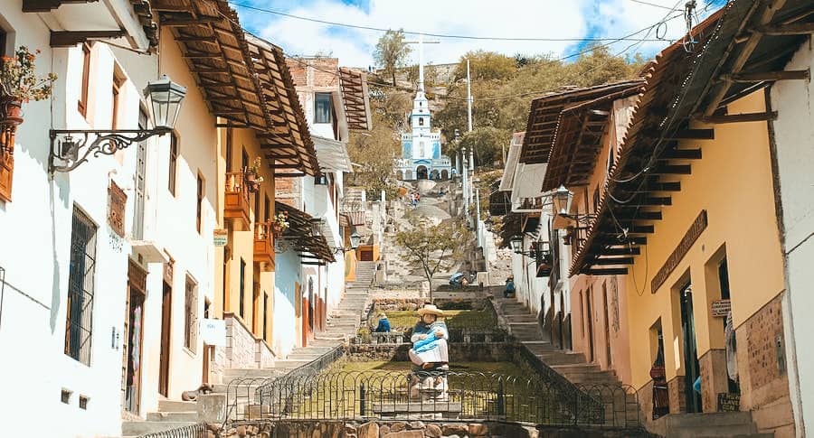 Camino de subida al mirador Santa Apolonia en Cajamarca
